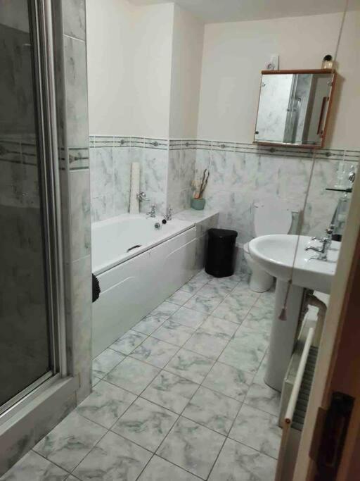 High Quality 2 Bedroom Town Centre Apartment *